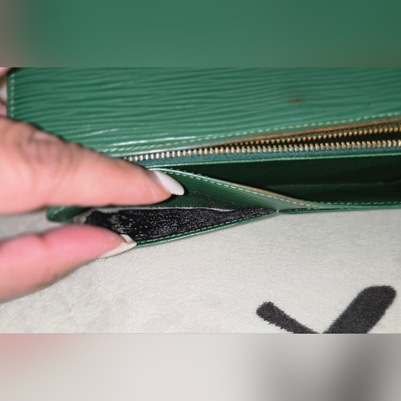 💯 Authentic Vintage Louis Vuitton Epi Sarah Wallet (Green) - Picture 6 of 16